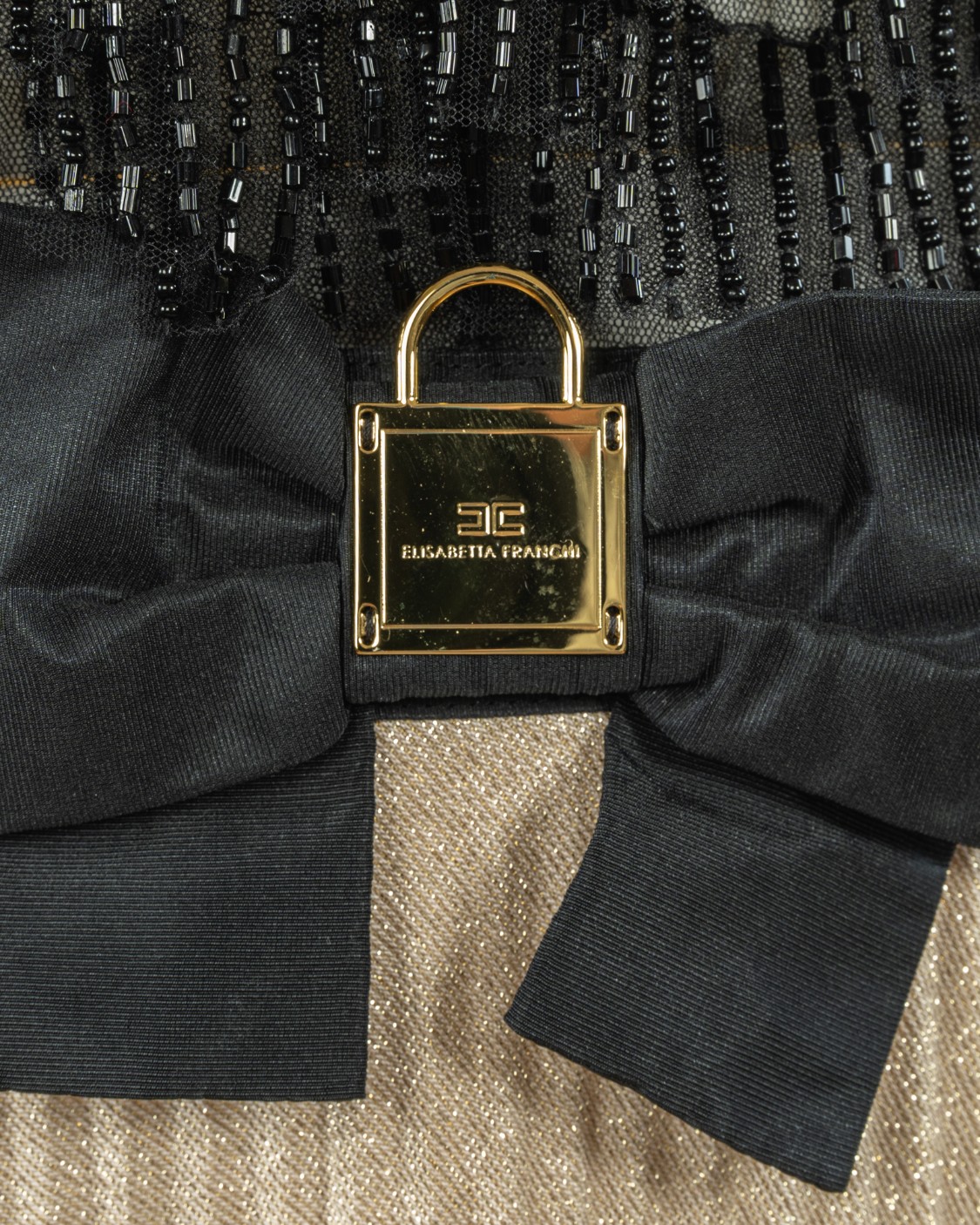 shop ELISABETTA FRANCHI Sales Abito: Elisabetta Franchi abito Red Carpet con corpino ricamato.
Smanicato.
Profonda scollatura frontale.
Interamente ricamato a mano da micro balze di canottiglie.
Punto vita è segnato da un fascione in tessuto ottoman con fiocco.
Maxi placca frontale logata a forma di lucchetto.
Gonna in jersey lurex plissettato soleil.
Due ampi spacchi sul davanti.
Composizione: 100% poliammide.
Fabbricato in Italia.. AB10222E2-053NERO/ORO number 7414205
